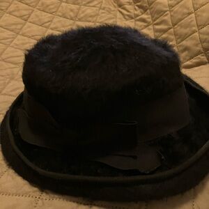 Vintage bucket hat w/ faux fur ribbon band and bow Merri Soie